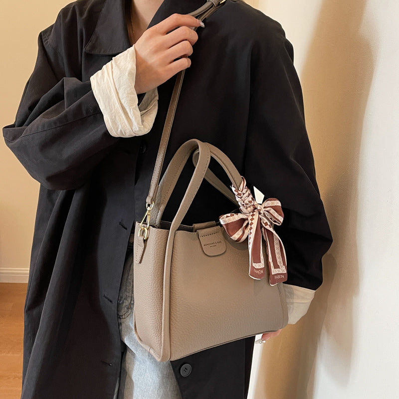 Retro bag women 2025 new Korean version fashionable solid color bag large capacity shoulder bag popular portable bucket bag