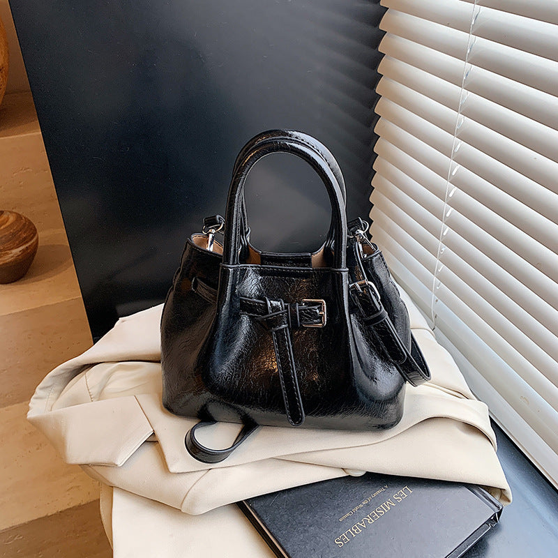 Fashion high sense 2025 new portable pleated bucket bag fashionable versatile foreign style shoulder messenger women's bag