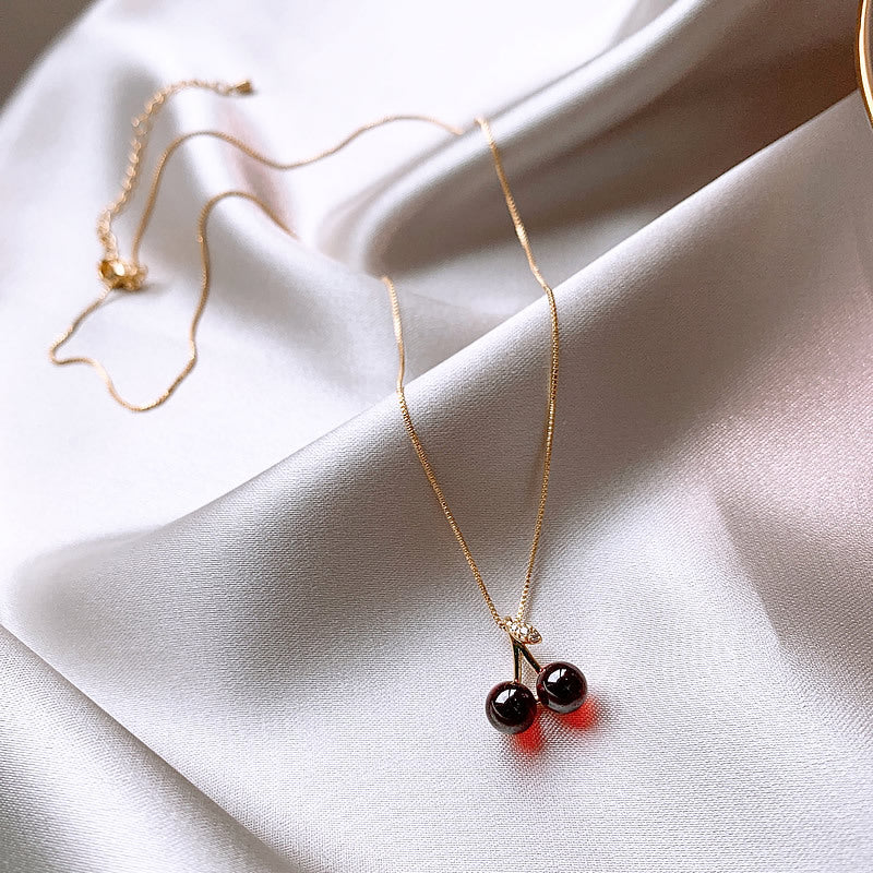 Japanese and korean high-end red pendant cherry necklace for women summer accessible luxuryniche style design clavicle chain elegant exquisite necklace