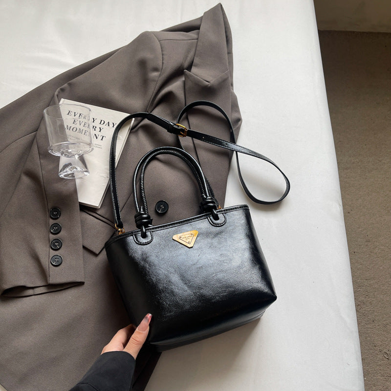 Foreign order high-end sense retro Maillard small bag women's 2025 new autumn and winter versatile messenger bag portable bucket bag