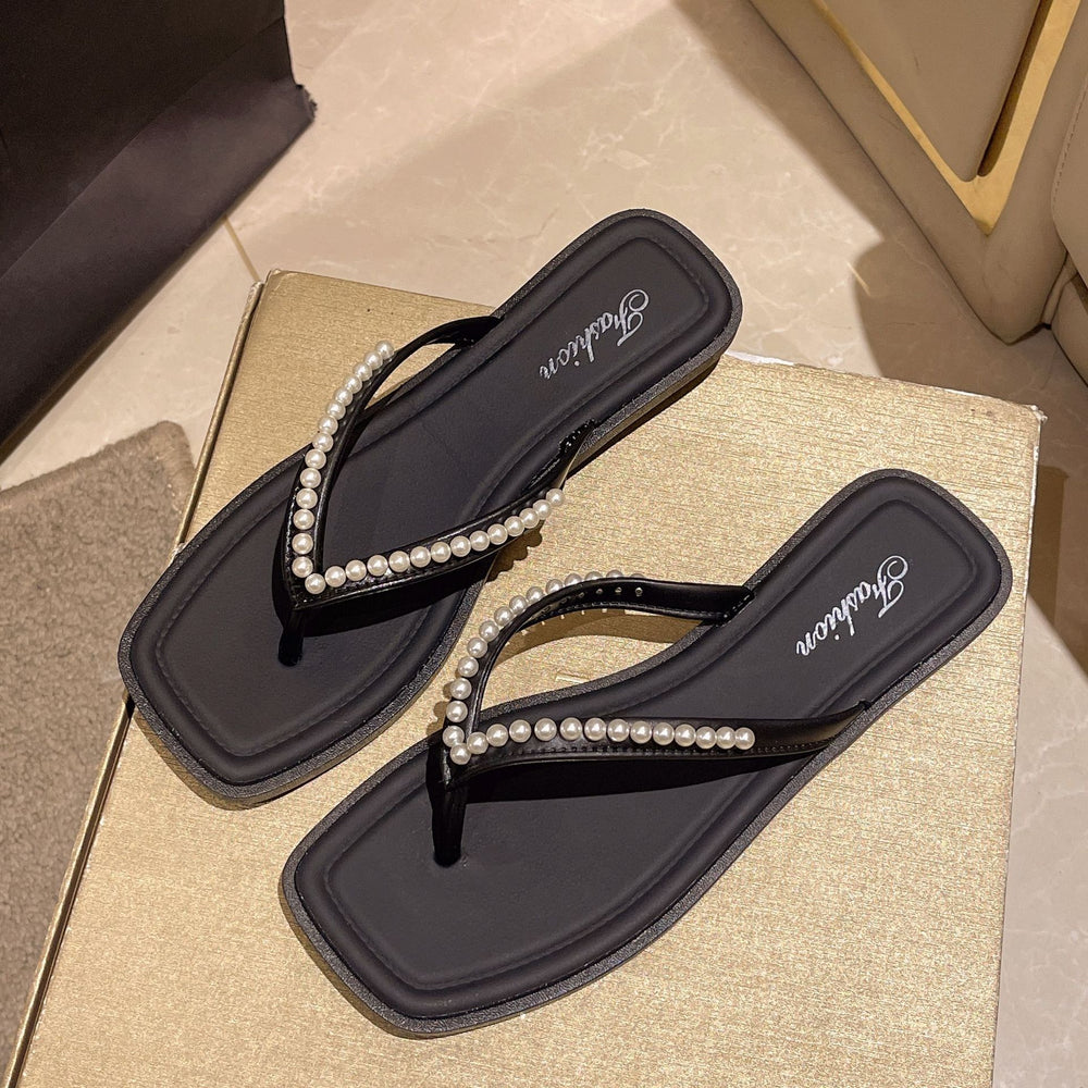 Influencer-approved sandals, flip-flops, and beach shoes for women – trendy summer footwear for 2025, featuring flat soles and open-toe designs perfect for wearing outdoors