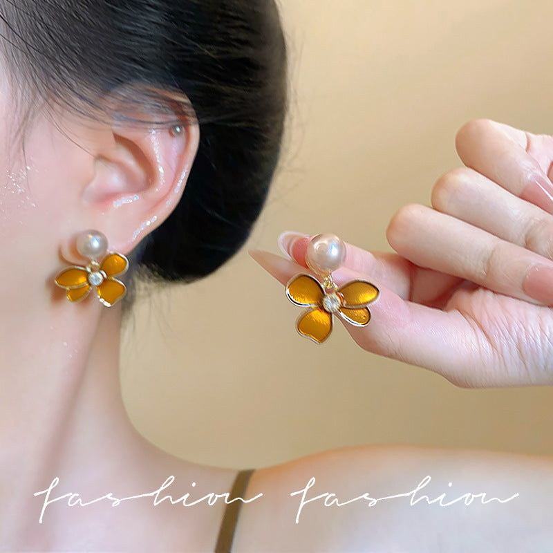 French gold-plated floral pearl earrings for women, 2025 new arrival, elegant, light luxury, high-end stud earrings, bestselling niche jewelry