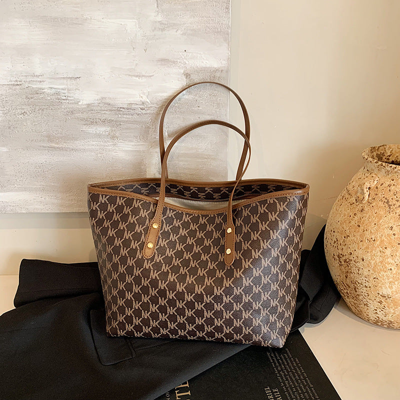 Simple commuter texture, shoulder bag for women 2025 is popular and fashionable this year, and the new underarm bag for women in winter is tote bag.
