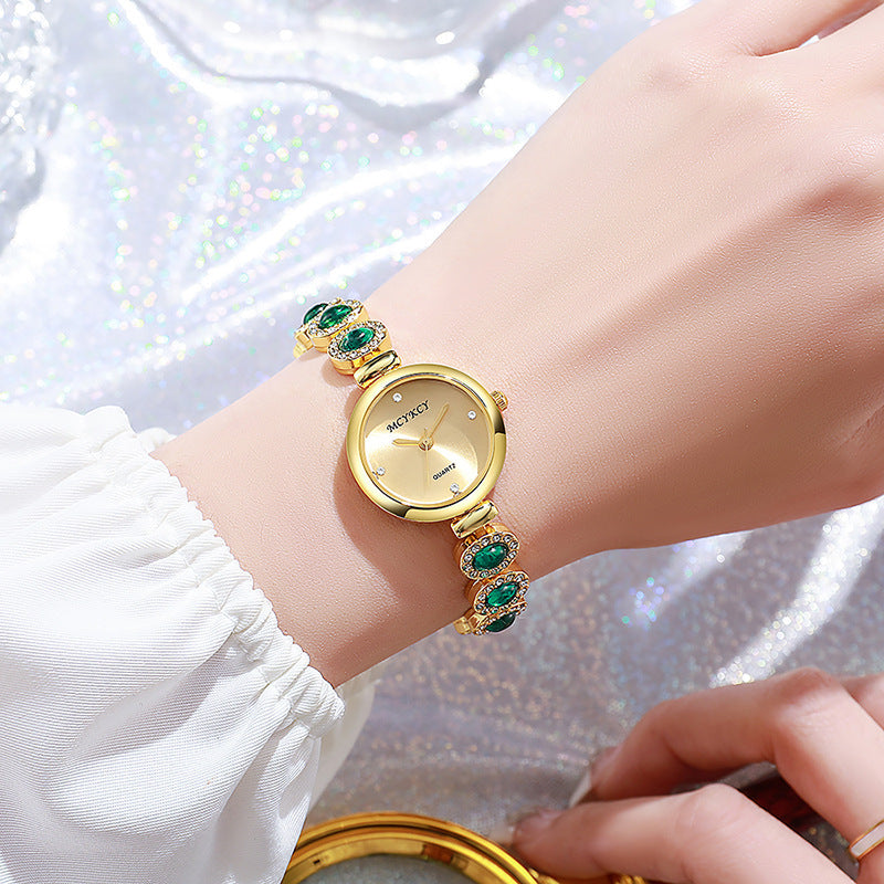 Mcykcy small dial gold alloy bracelet light luxury wrist emerald with surface style medieval watch women's quartz