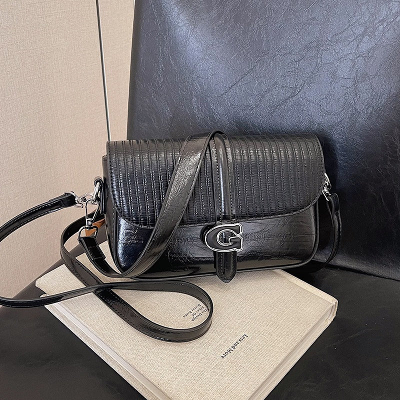Fashion bag women's new Korean version of casual commuting simple shoulder bag high sense versatile foreign style portable messenger bag