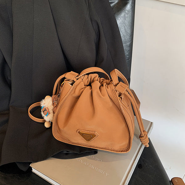 This year, it is popular to draw straps, shoulder bags, women's bags, pleated chains, crossbody underarm bags, clouds, fashionable and simple handbags.