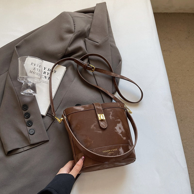 Simple casual hand bucket bag 2025 spring new Korean version trendy shoulder bag premium messenger bag