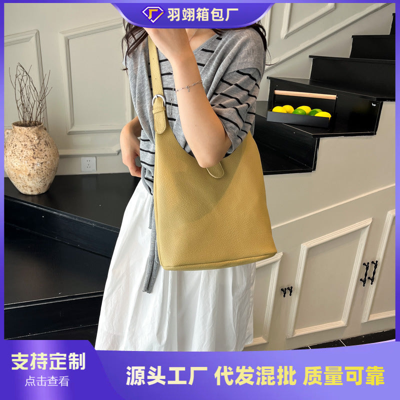 Foreign order large-capacity casual messenger bag women's 2025 summer new fashion simple shoulder bag commuter bucket bag