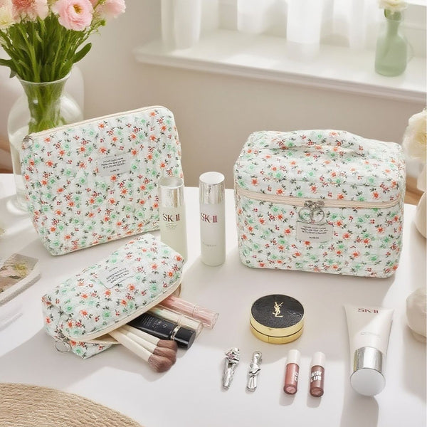 The new floral cosmetic bag, portable storage bag, simple cosmetics, travel toilet bag, and a hand-held square bag are starting from approval.
