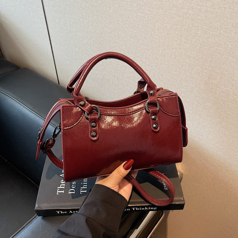 High sense fashion super fire small bag women 2025 new versatile messenger bag summer portable pillow bag small bag