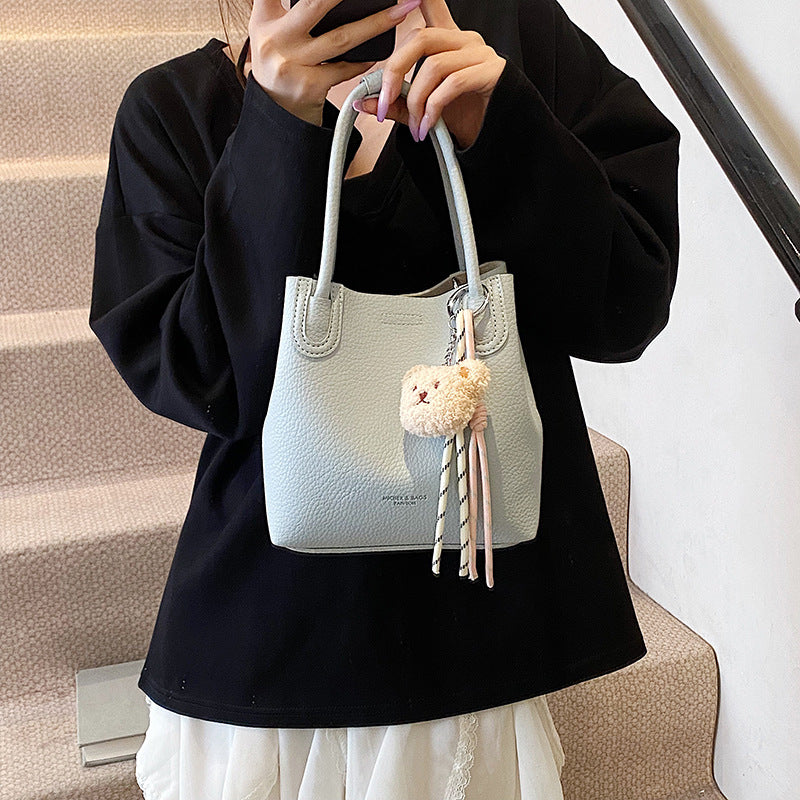 Casual fashion shoulder bag  new high-end simple commuter messenger bag Korean version niche versatile handbag