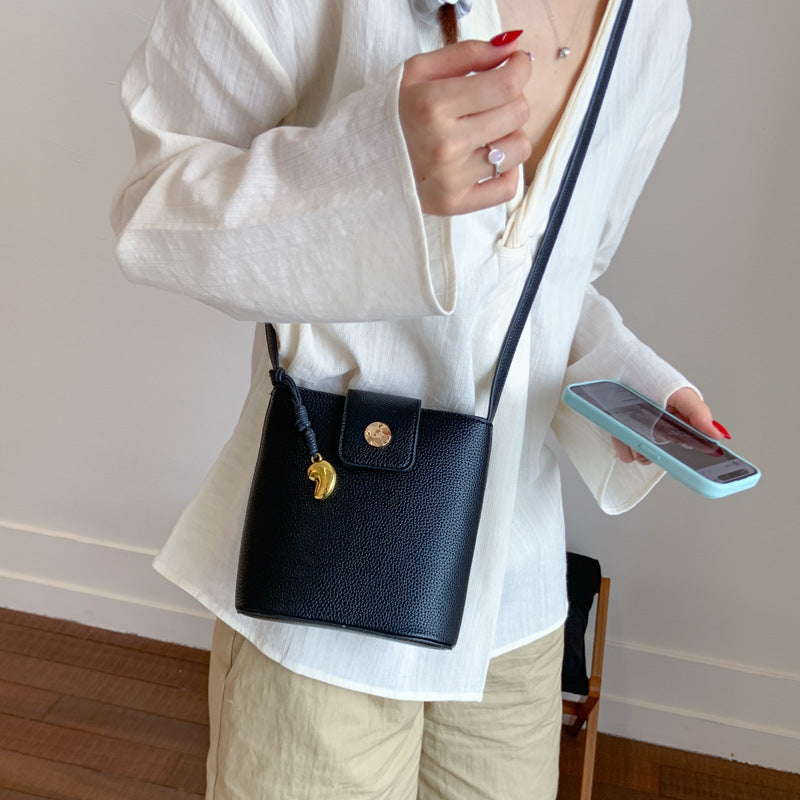 Cross-border  2025 new vertical mobile phone bag niche ins shoulder bag soft leather crossbody small bucket bag