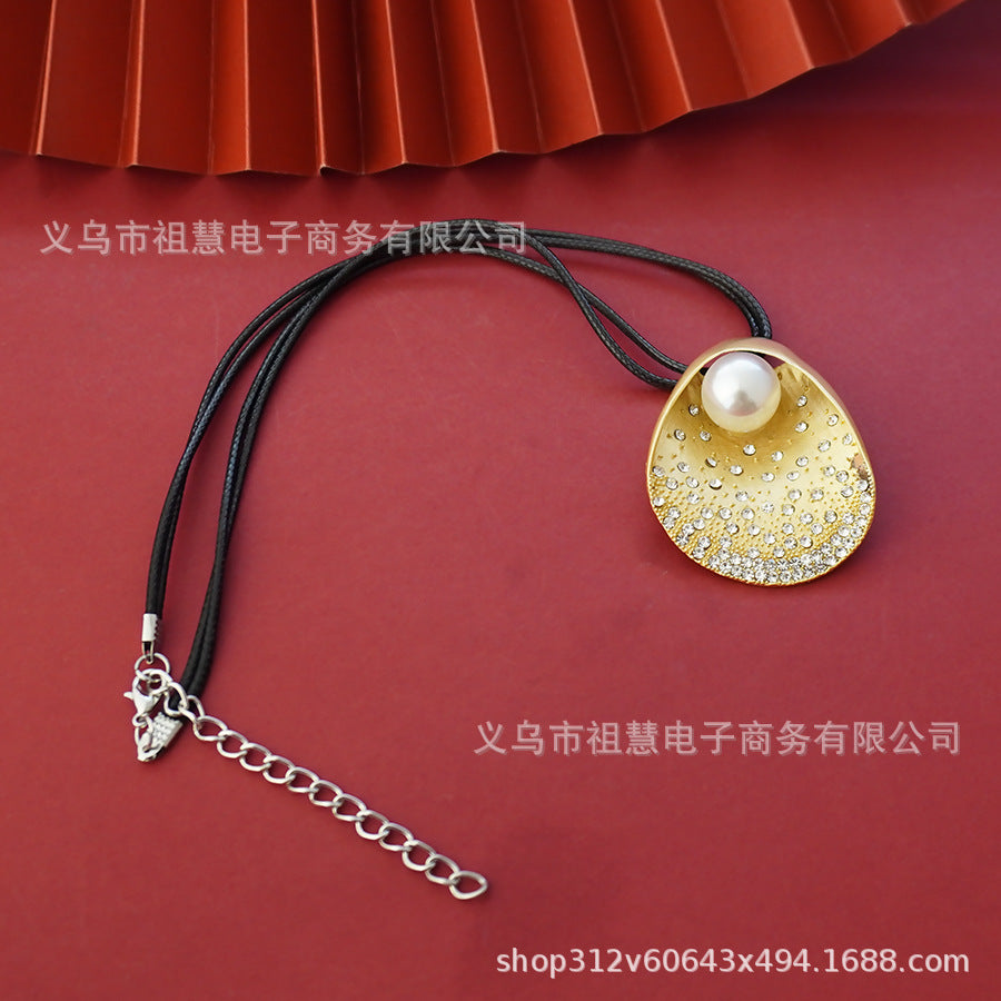 Classic leather chain clasp faux pearl pendant with floral, starfish, and seashell design – perfect for women's gatherings