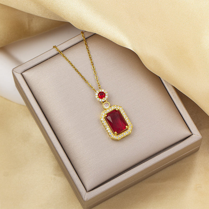 Necklace for women, simple and fashionable, electroplated titanium steel pendant, niche design, accessible luxury, high-end, accessible luxury style, golden clavicle chain