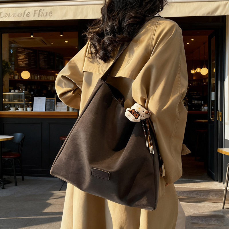 Large capacity retro handbag for women, trendy 2025 new arrival, minimalist versatile soft shoulder bag, high-end commuter tote bag