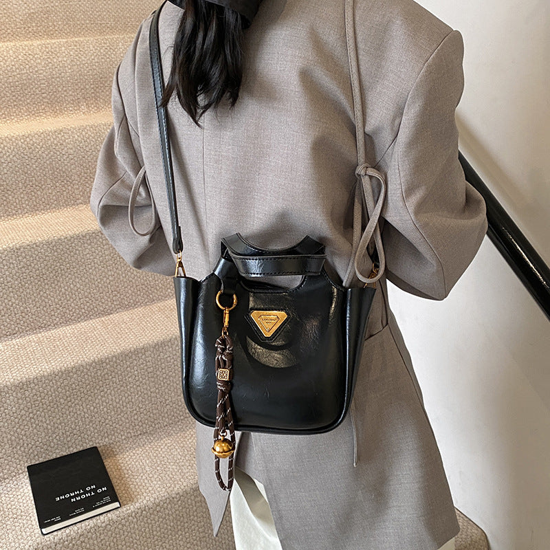 European and American retro trend shoulder bag 2025 new women's bag messenger bag foreign style solid color bucket bag underarm bag portable