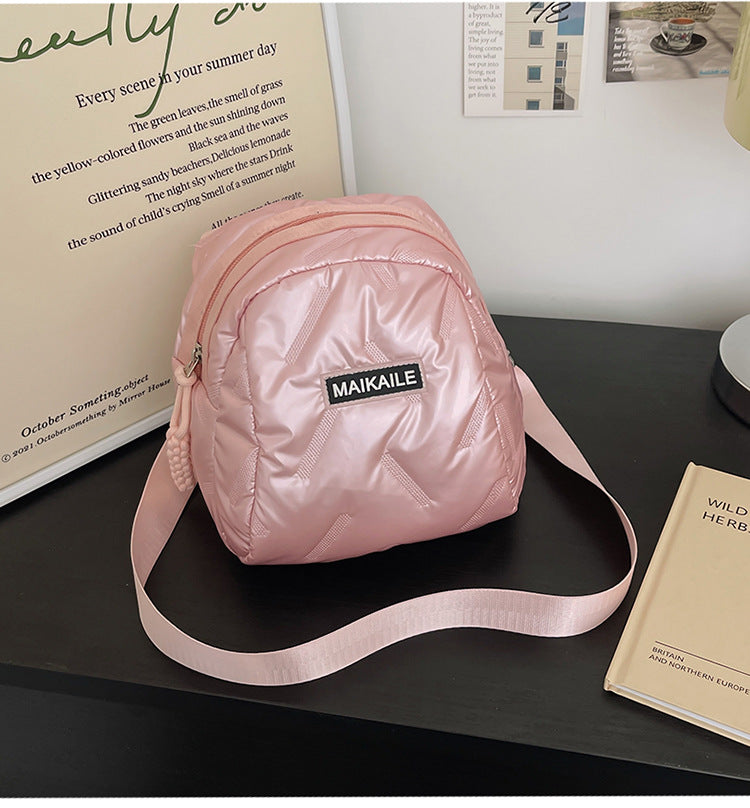 High-end niche messenger bag women's 2024 winter new Korean version fashion travel soft messenger bag