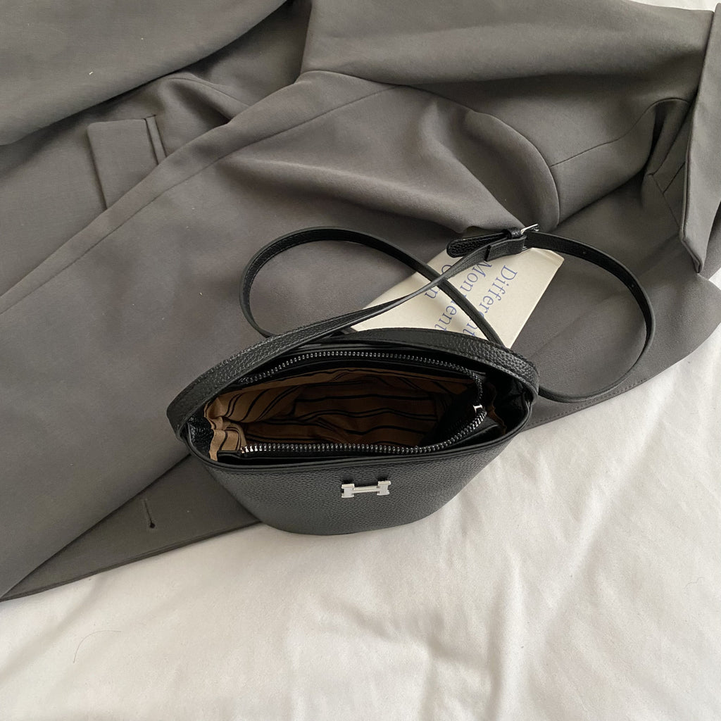 2025 new thorn tide women's bag bucket bag fashion oblique span bag camera bag double zipper simple shoulder bag trend