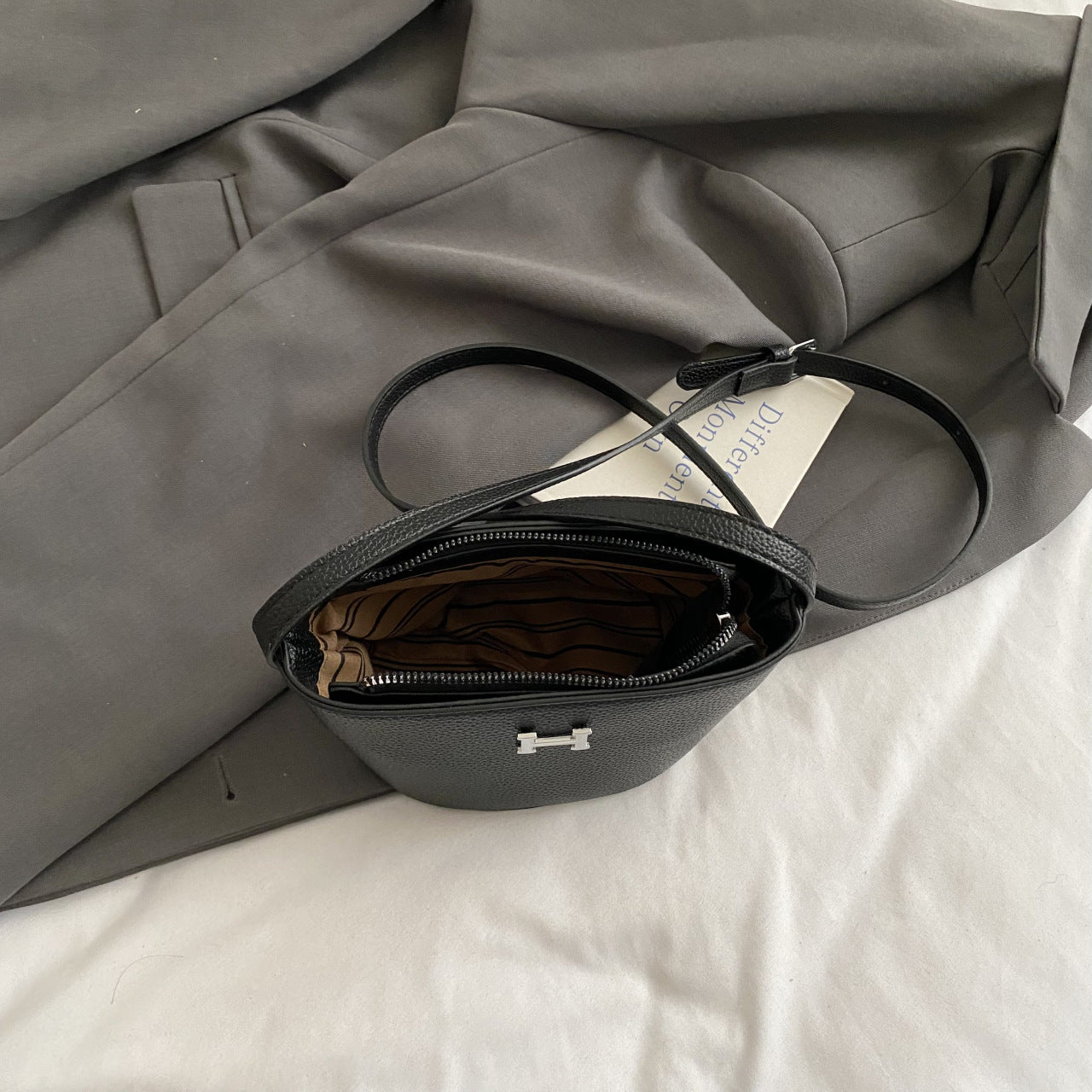 2025 new thorn tide women's bag bucket bag fashion oblique span bag camera bag double zipper simple shoulder bag trend