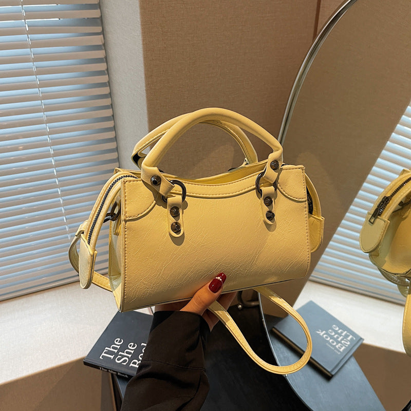 High sense fashion super fire small bag women 2025 new versatile messenger bag summer portable pillow bag small bag