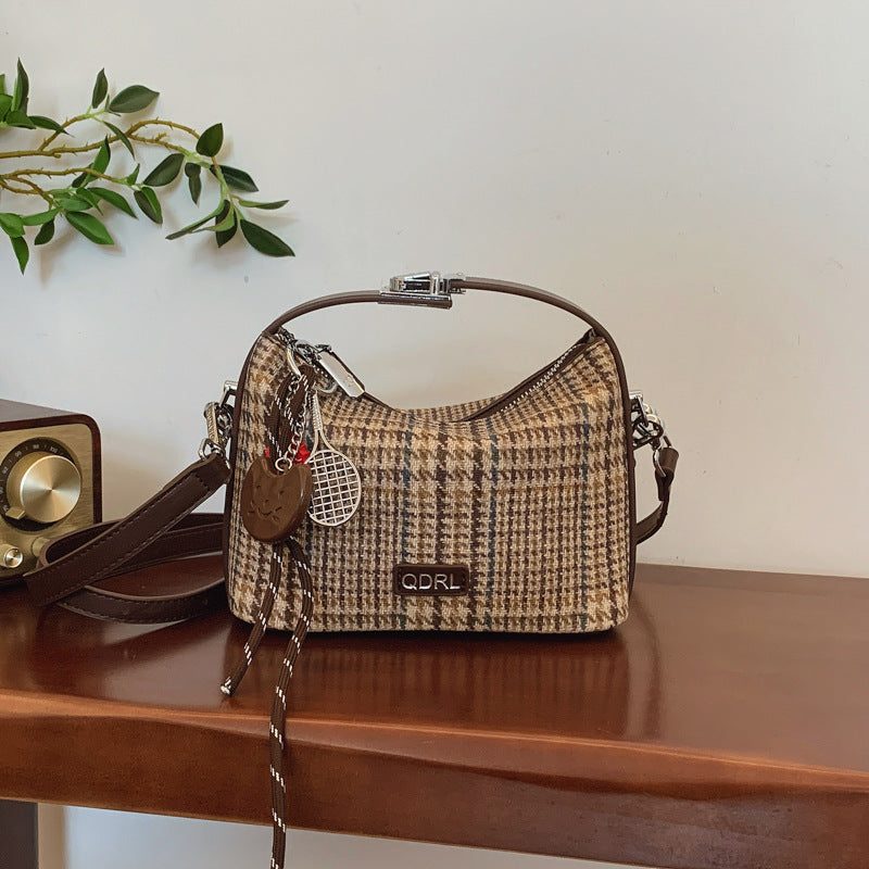 Retro woolen shoulder bag women's bag 2025 winter new foreign style ins commuter fashion chain messenger bag