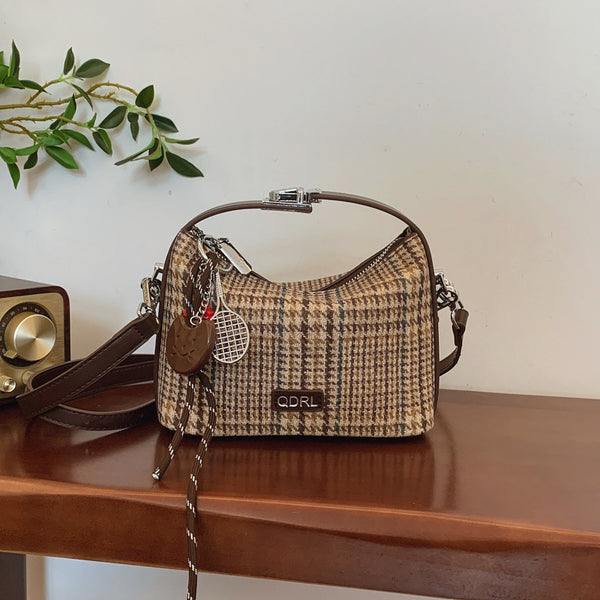 Retro woolen shoulder bag women's bag 2025 winter new foreign style ins commuter fashion chain messenger bag