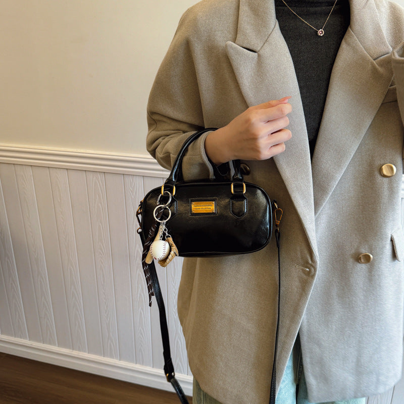 Spring new trend casual shoulder handle women's Korean version fashion commuter women's messenger bag versatile bowling bag