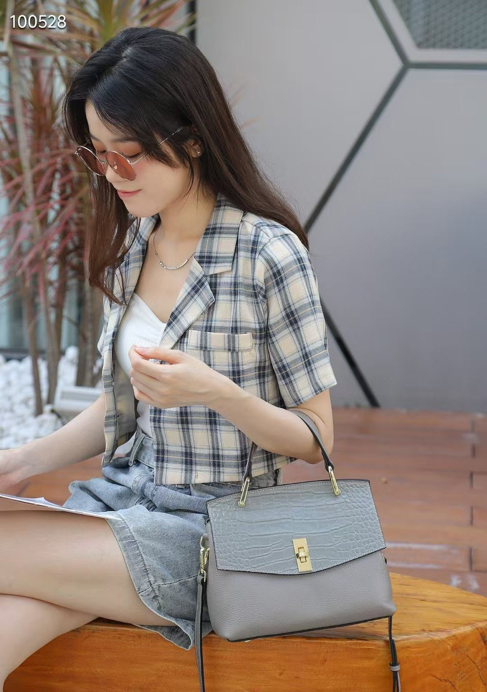 Genuine leather crocodile pattern handbag women's 2023 new elegant middle-aged ladieswear women's bag fashion women's bag handbag