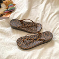 Trendy leopard print flip-flops for women, summer outdoor wear, 2026 new wedge heel platform non-slip beach sandals