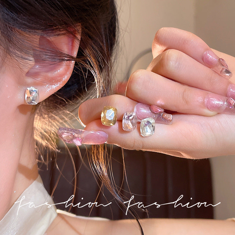Pink diamond ear bone nails, super sparkling zircon cochlear nails, ear piercing, sleeping without taking off, simple and compact earrings, high-end sense of earrings