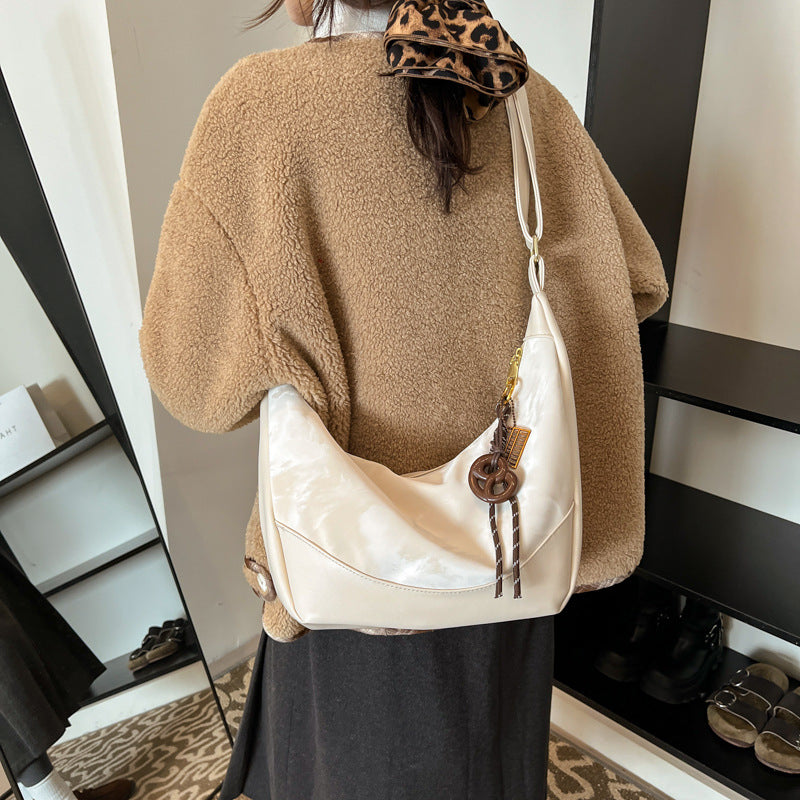 Casual commuter dumpling bag women 2025 new fashion simple large capacity messenger bag bear pendant shoulder bag