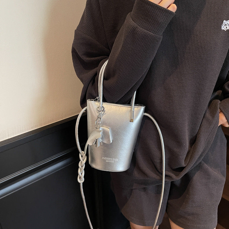 High-end niche bucket bag versatile women's bag new popular fashion shoulder messenger bag Korean simple handbag