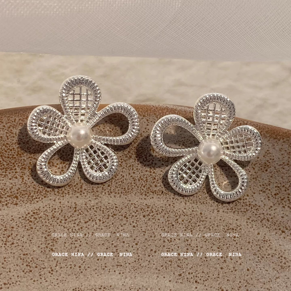Silver needle korean style lace design hollow flower s family pearl stud earrings women's high-end earrings elegant stud earrings