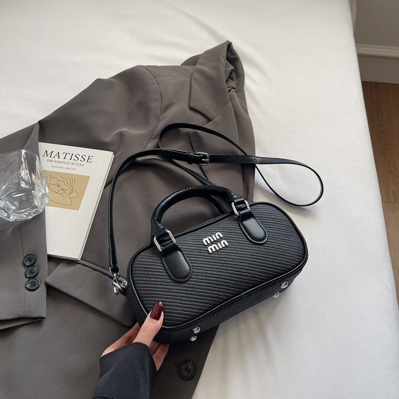 Cross-border versatile simple messenger bag women's summer 2025 new fashion Korean version of high-end portable commuter bag women