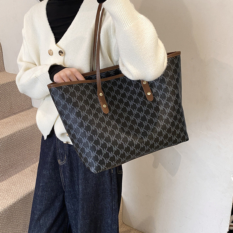Simple commuter texture, shoulder bag for women 2025 is popular and fashionable this year, and the new underarm bag for women in winter is tote bag.