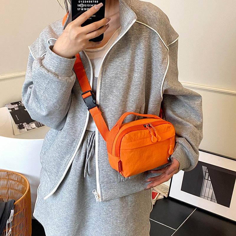 Cross-border leisure sports messenger bag women's 2025 new trend portable pillow bag foreign style macaron shoulder bag