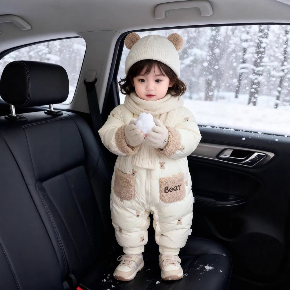 Newborn baby winter romper, full month celebration outfit, thickened onesie for baby boys and girls, bear hug style, trendy outdoor wear