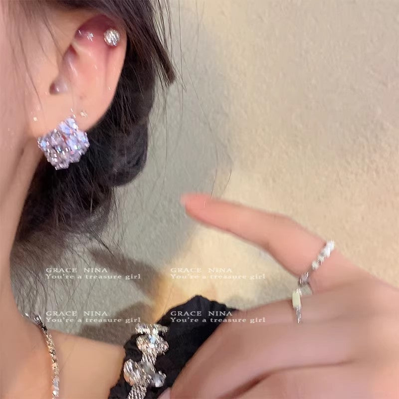 Exquisite and personalized square sparkling zirconium stud earrings, new 2026 hot-selling earrings, high-end and elegant minimalist style earrings for women