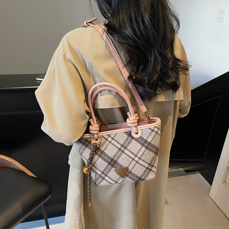 Retro new design Korean light luxury foreign fashion portable bucket bag versatile high sense women commuter messenger bag