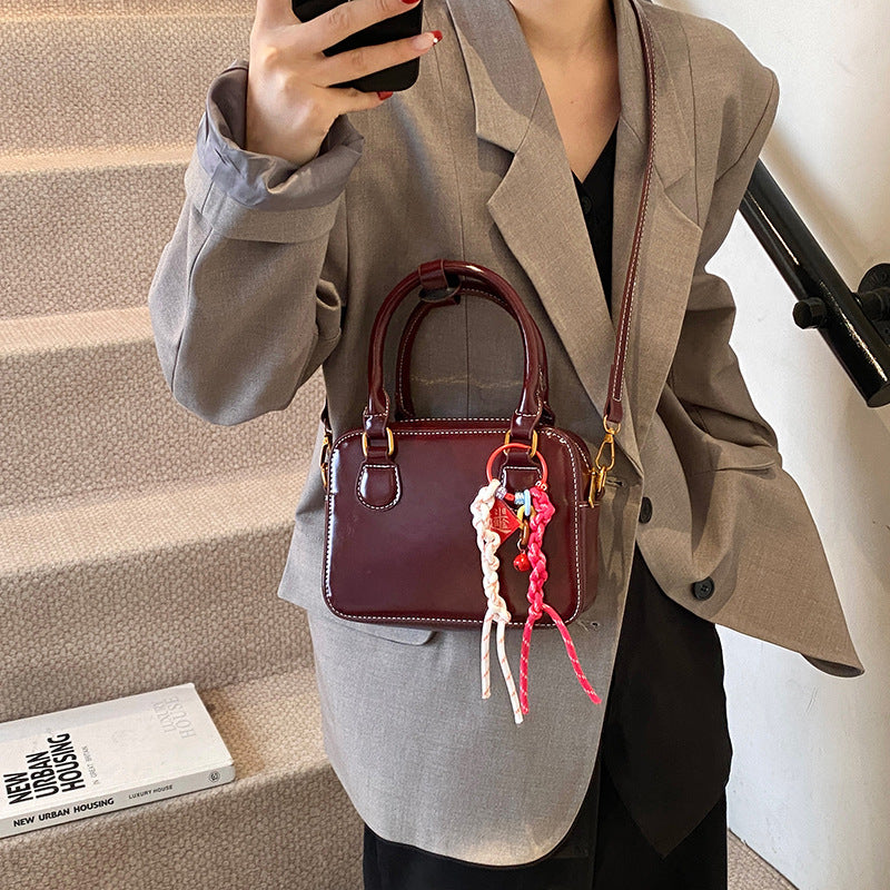 Retro niche bag women's 2025 new autumn and winter foreign versatile messenger bag high-end fashion portable small square bag