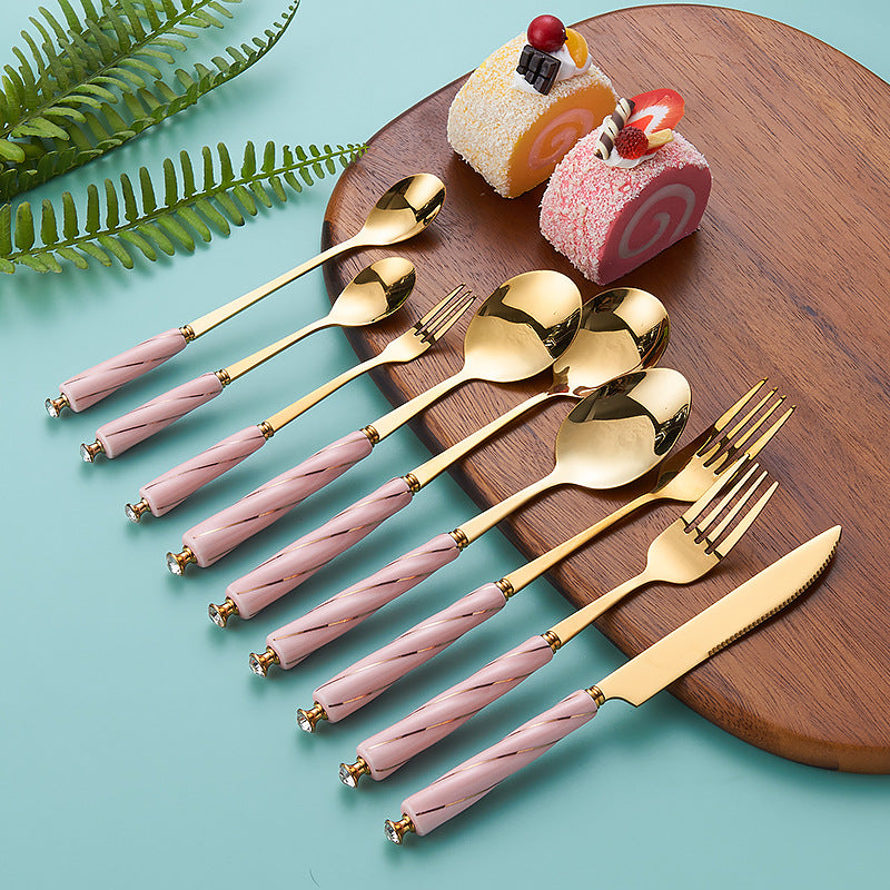 Customized western dinnerware set: thickened steak knife, fork, and spoon set with custom designs. wholesale stainless steel cutlery for hotels