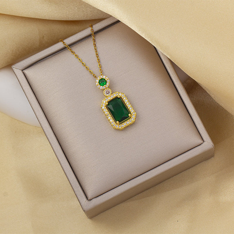 Necklace for women, simple and fashionable, electroplated titanium steel pendant, niche design, accessible luxury, high-end, accessible luxury style, golden clavicle chain