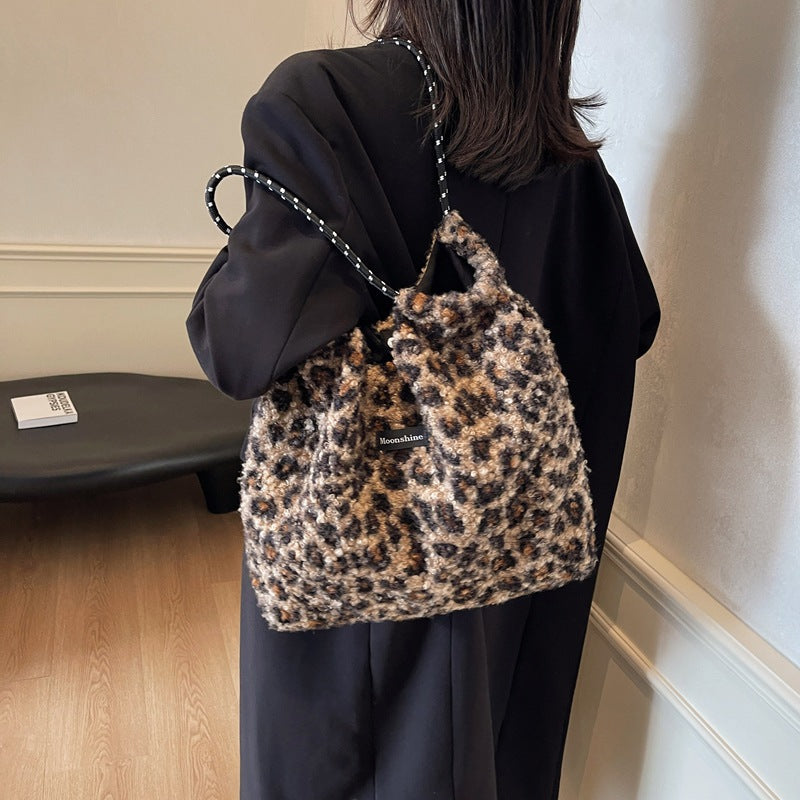 Shoulder bag, foreign style leopard print plush trend chain 2025 new model, versatile personality, simple fashion and casual support