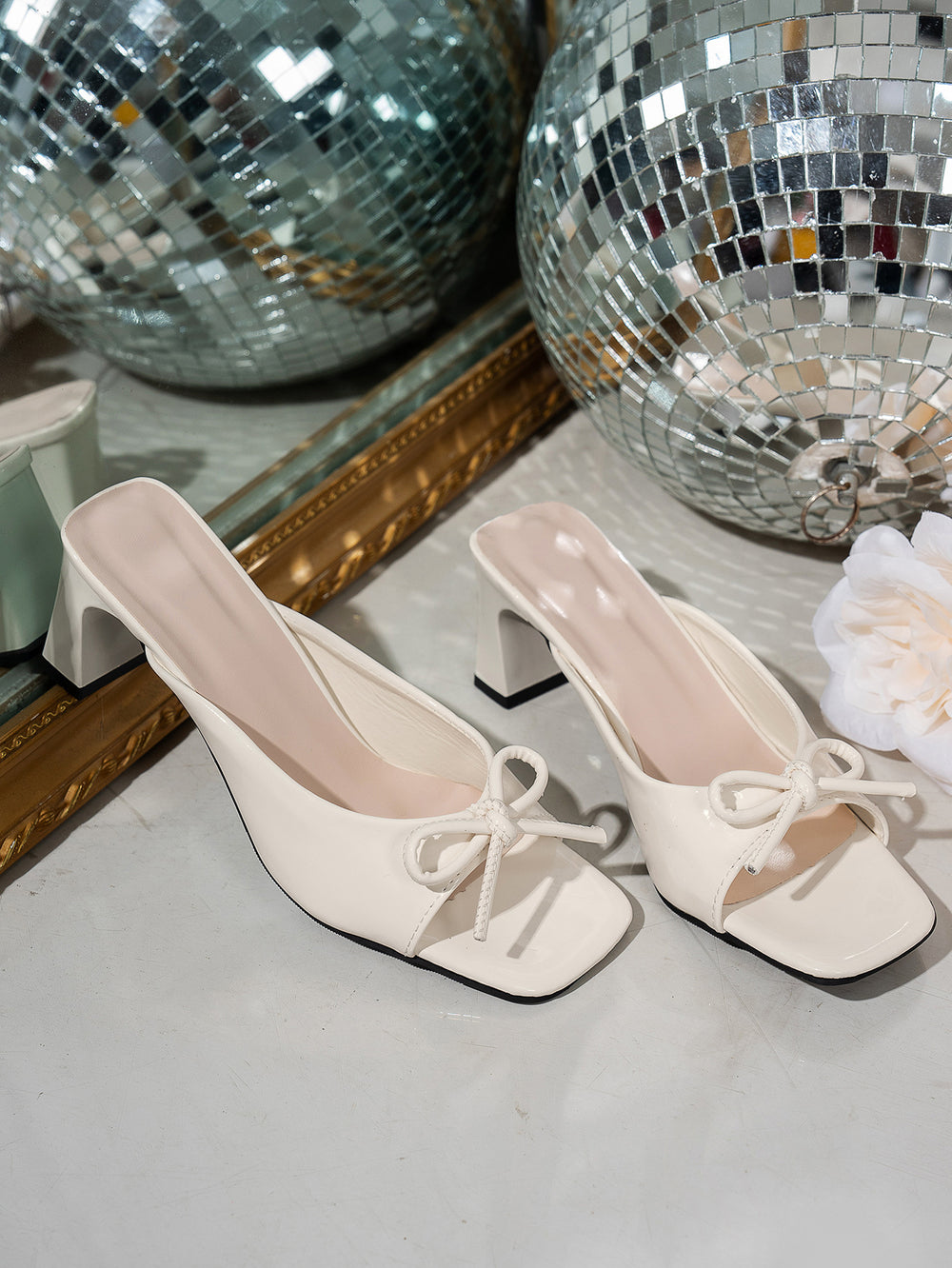 French high-heeled slippers for women, new summer 2025 collection, square toe chunky heel thong sandals with elegant bow detail