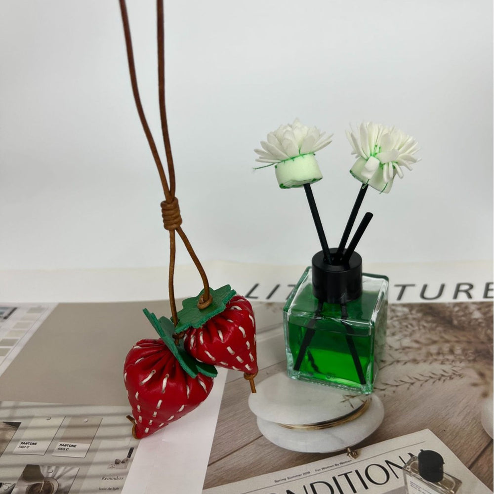 Strawberry buckle genuine leather pendant painted cowhide handmade pendant keychain decoration bag pendant personalized wholesale