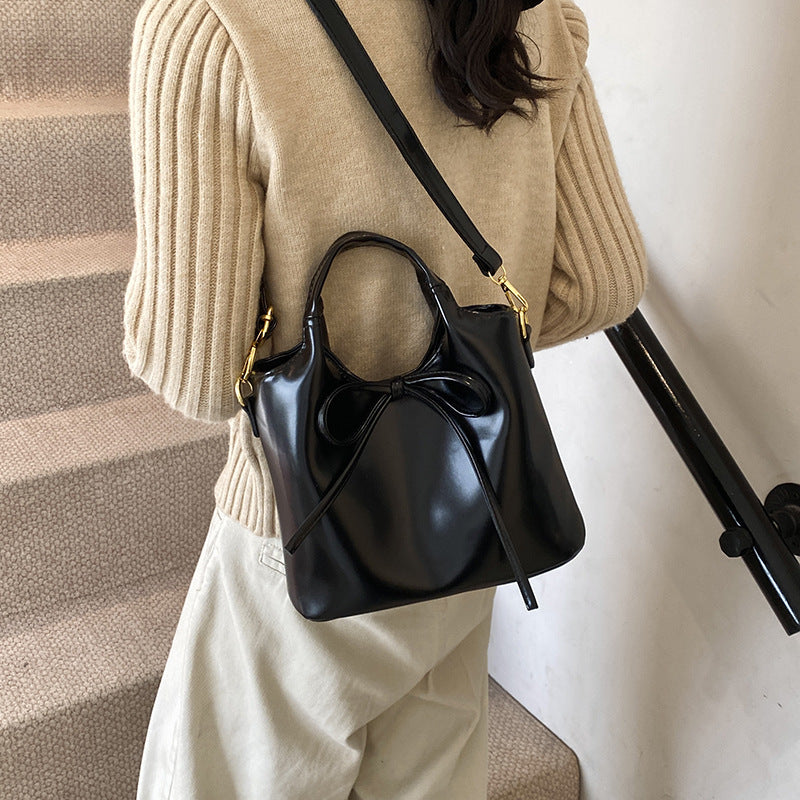 Bags Women's New Trendy Fashion Versatile Messenger Bags Niche Portable Shoulder Bags Commuter Large Capacity Casual Tote Bags