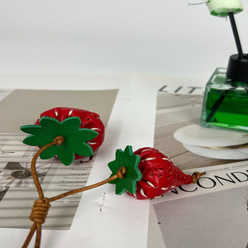 Strawberry buckle genuine leather pendant painted cowhide handmade pendant keychain decoration bag pendant personalized wholesale