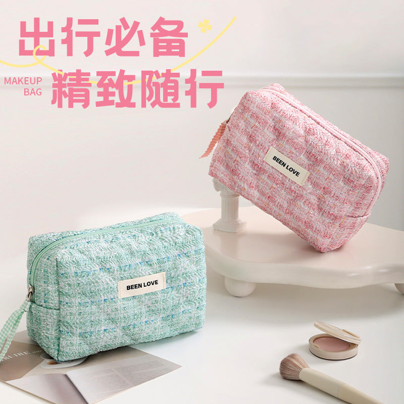 New hand-held cosmetic bag, portable high-value cosmetic storage bag, high-end toilet bag, women's mouth red envelope.