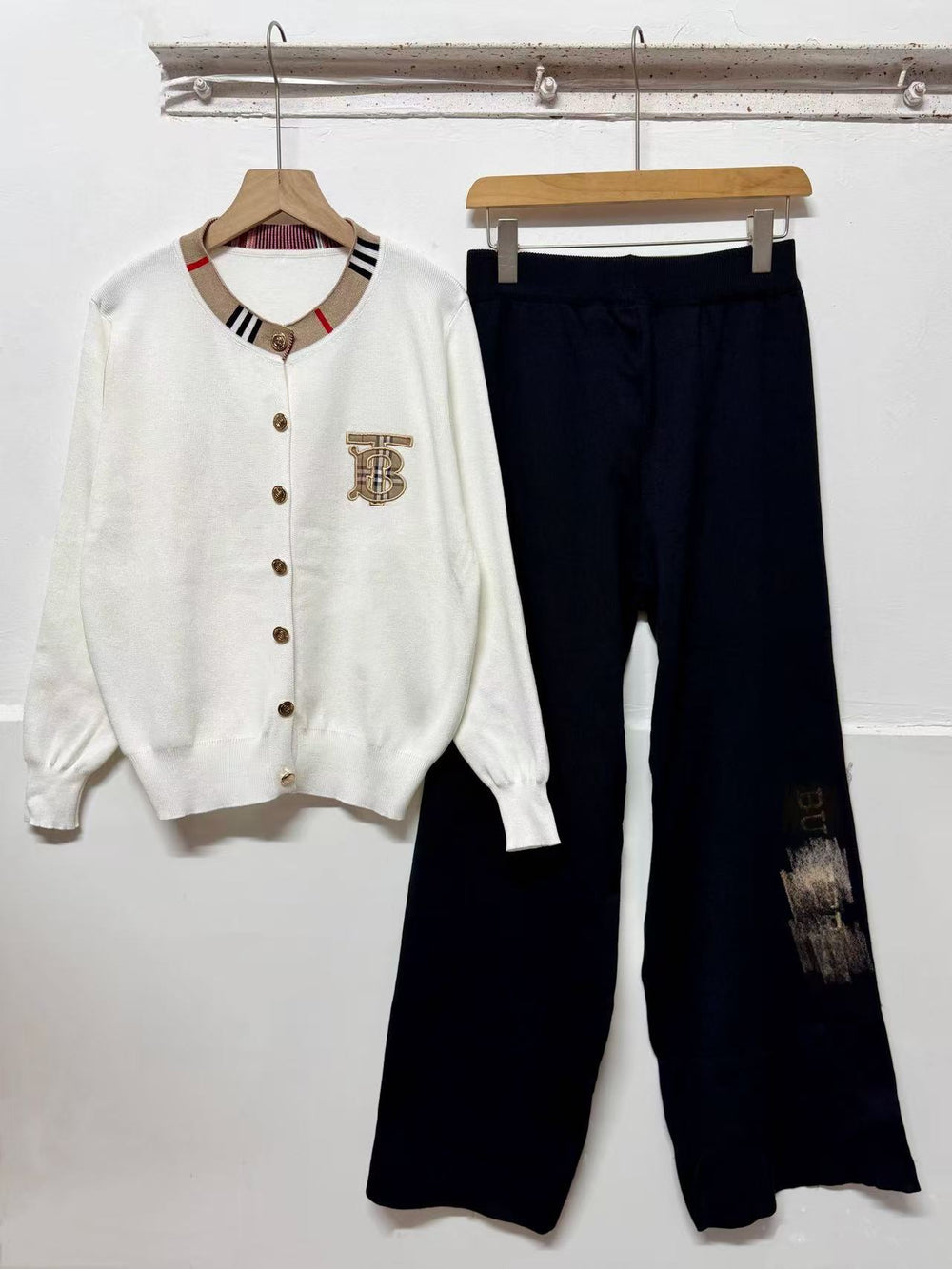 2025 fall/winter new arrival: plaid patchwork crewneck embroidered knit top and pants two-piece set for export