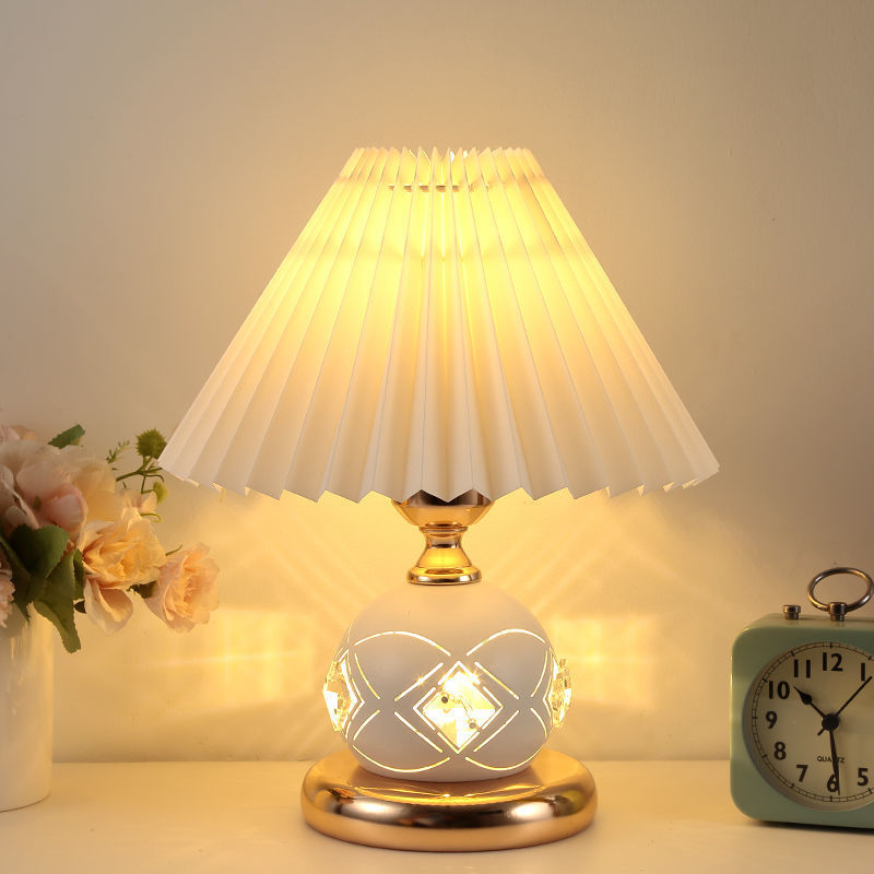 Table lamp bedroom ins girl bedside night light Nordic retro pleated gift Internet celebrity table lamp wedding feeding lamp